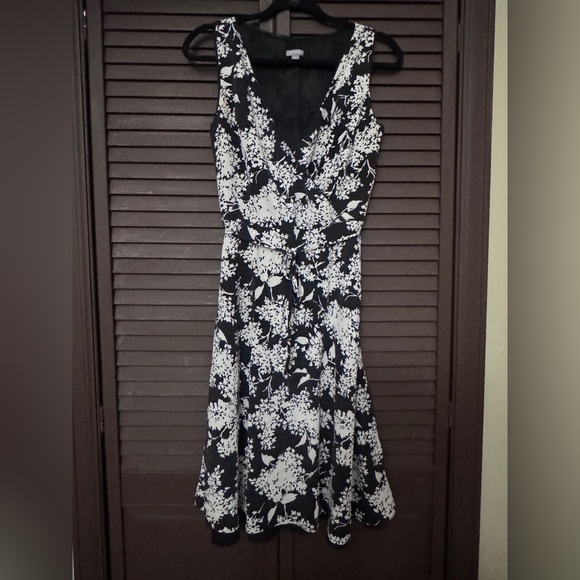 Ann Taylor Dresses & Skirts - Ann Taylor Floral Black and White Dress Size 8